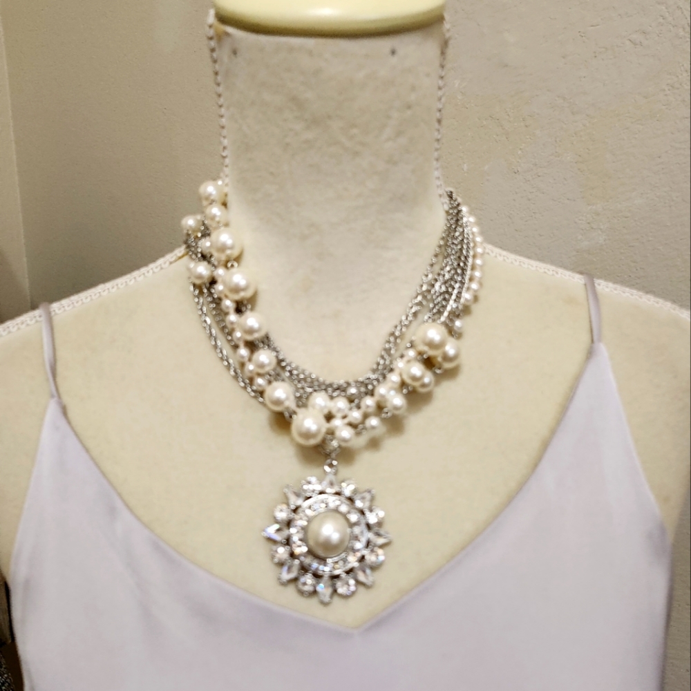 Like new WHBM faux pearl and crystal necklace